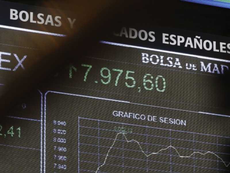 Un pannello informativo mostra l'evoluzione del mercato azionario spagnolo a Madrid (foto LaPresse)