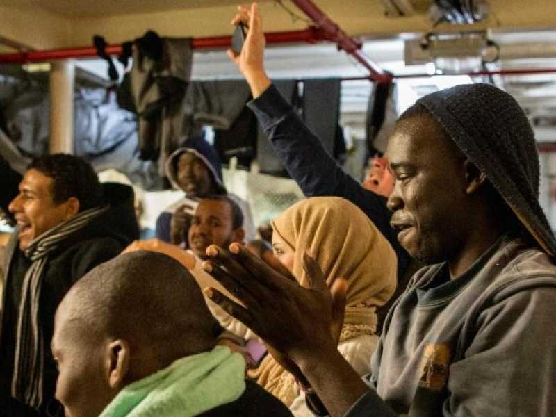 La felicit&agrave; dei migranti a bordo della Sea Watch alla notizia dello sbarco a Malta (foto LaPresse)