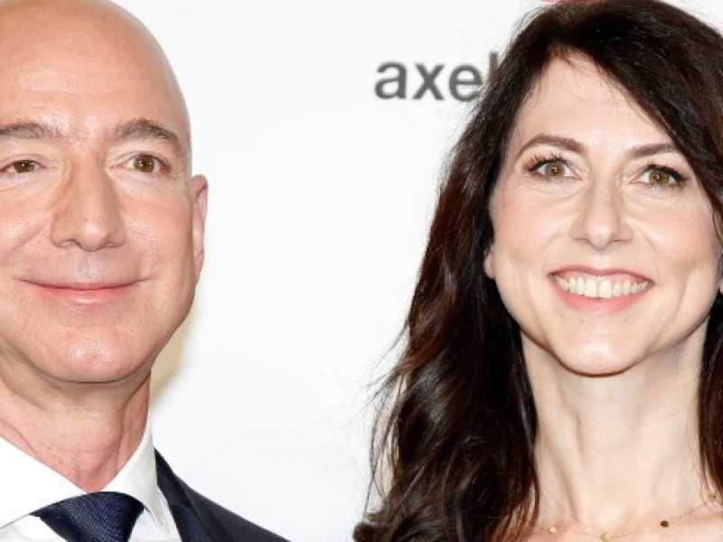 Jeff Bezos con la moglie Ehefrau MacKenzie (foto LaPresse)