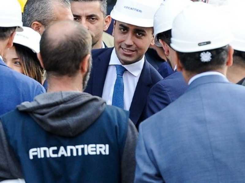 Di Maio durante la visita dei cantieri navali di Palermo (foto LaPresse) 