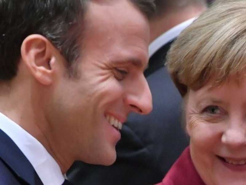 Il presidente francese Emmanuel Macron e la cancelliera tedesca Angela Merkel a un consiglio europeo (Foto LaPresse)