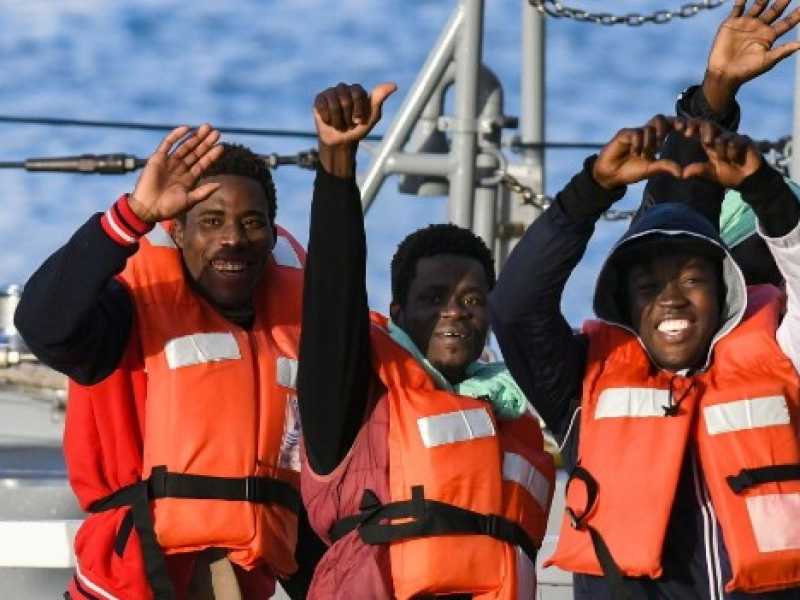 I migranti delle navi Sea Watch e Sea Eye sbarcano a Malta (Foto LaPresse)