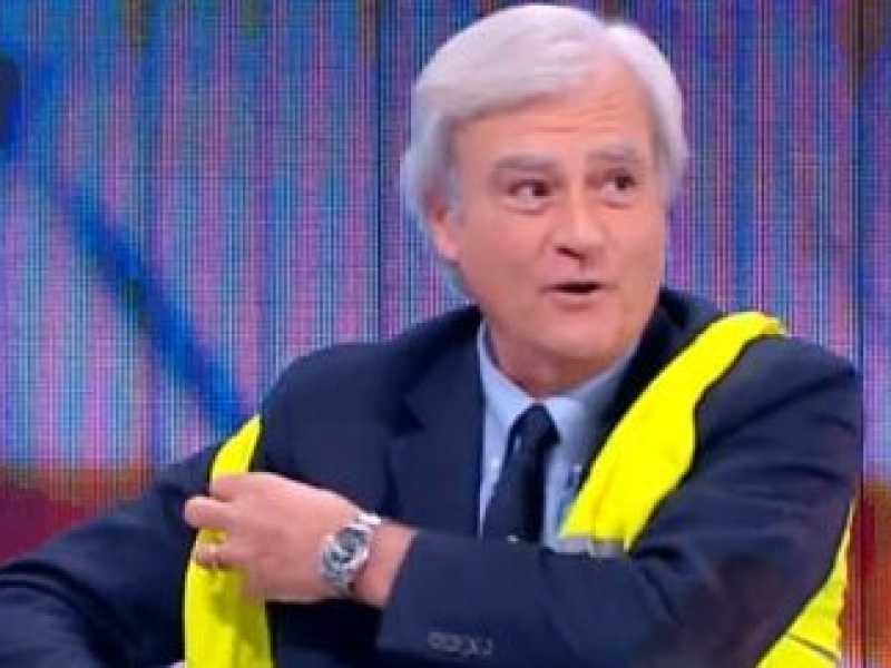 Antonio Maria Rinaldi a Stasera Italia indossa un gilet giallo