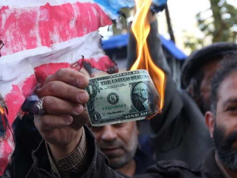 Novembre 2018, proteste e Teheran, bruciate bandiere americane (foto LaPresse)