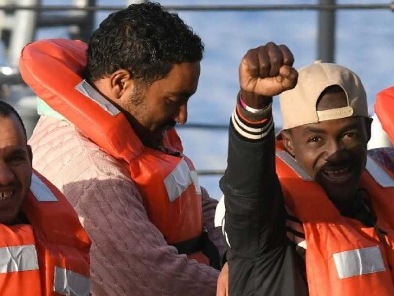 I migranti a bordo della Sea Watch (foto LaPresse)