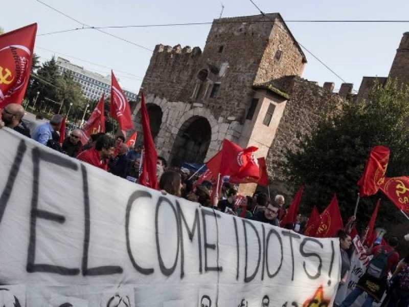 Una manifestazione No euro a Roma (foto Imagoeconomica)