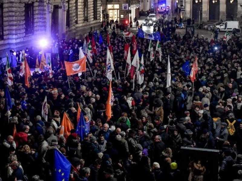 La manifestazione di Milano. Foto LaPresse