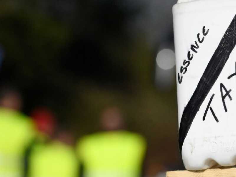"Aboliamo la tassa sulla benzina", recita uno degli slogan dei gilet gialli (Foto LaPresse)