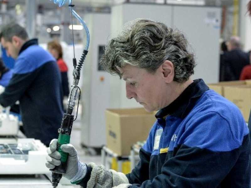 Operai al lavoro nella fabbrica Whirlpool di Melano (foto Imagoeconomica)