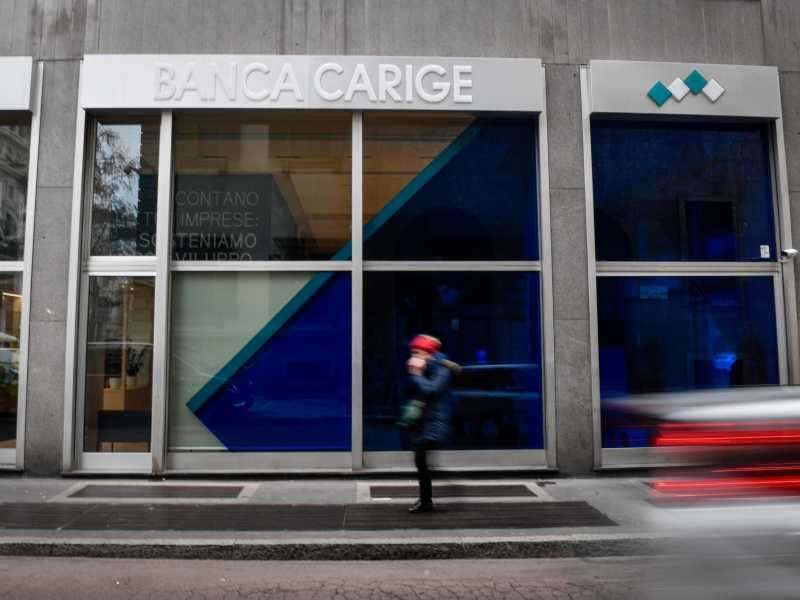 Milano, la sede di banca Carige in corso Europa (foto LaPresse)
