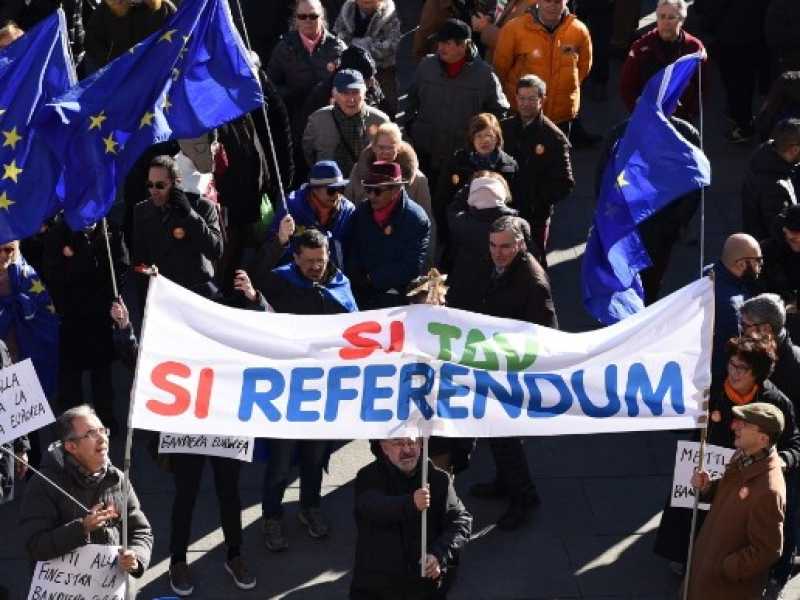 Un gruppo di manifestanti che sabato ha Torino ha sfilato per dire S&igrave; alla Tav (foto LaPresse)