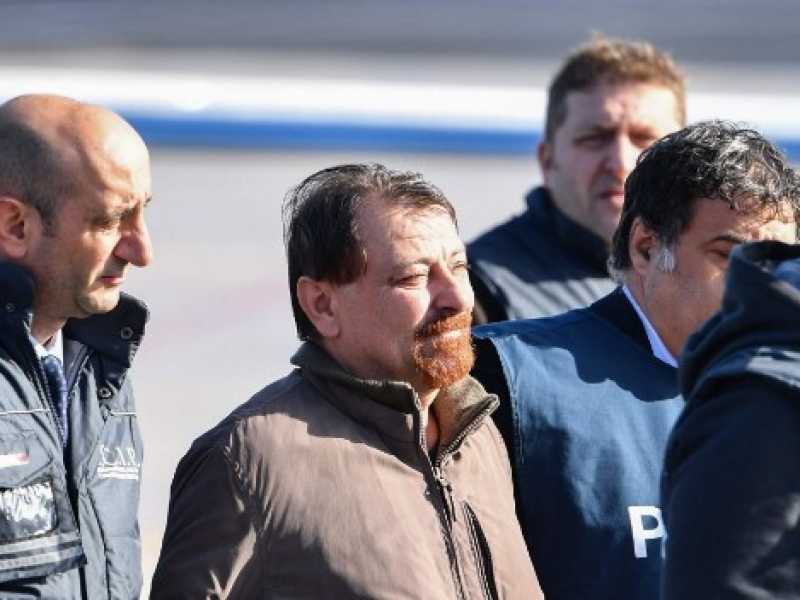 Cesare Battisti scende dal Falcon atterrato a Ciampino (foto LaPresse)