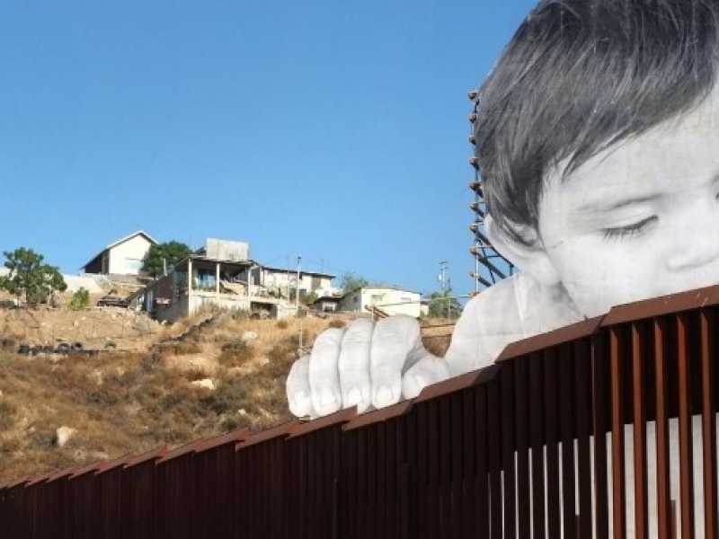 L'installazione dell'artista francese JR sul muro che divide il Messico dagli Stati Uniti (foto LaPresse)