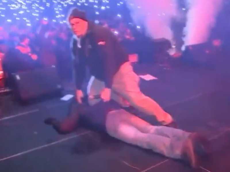 Un poliziotto blocca l'assalitore del sindaco di Danzica sul palco