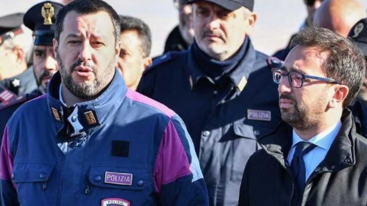 Immagine di Lega e M5s fanno a gara per esibire il “trofeo Battisti”