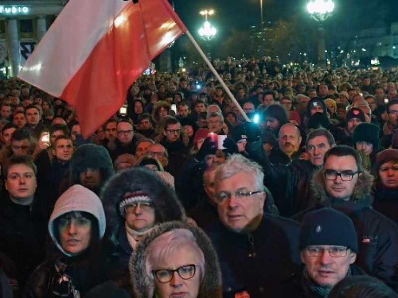 La manifestazione di Danzica in ricordo di Pawel Bogdan Adamowicz (foto LaPresse)