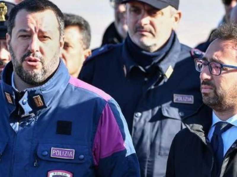 Matteo Salvini e Alfonso Bonafede a Ciampino per l'arrivo 
