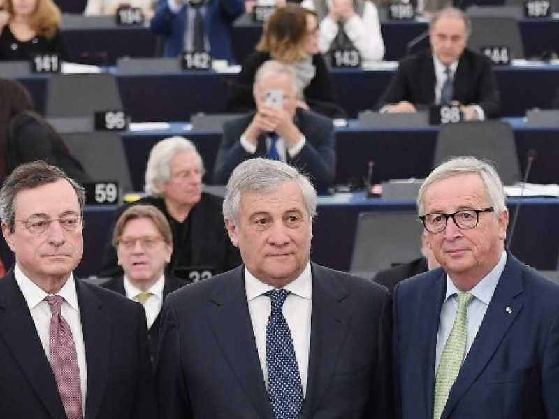 L'Europarlamento riunito a Strasburgo insieme a Mario Draghi e Jean-Claude Trichet per l'anniversario della moneta unica. Foto LaPresse