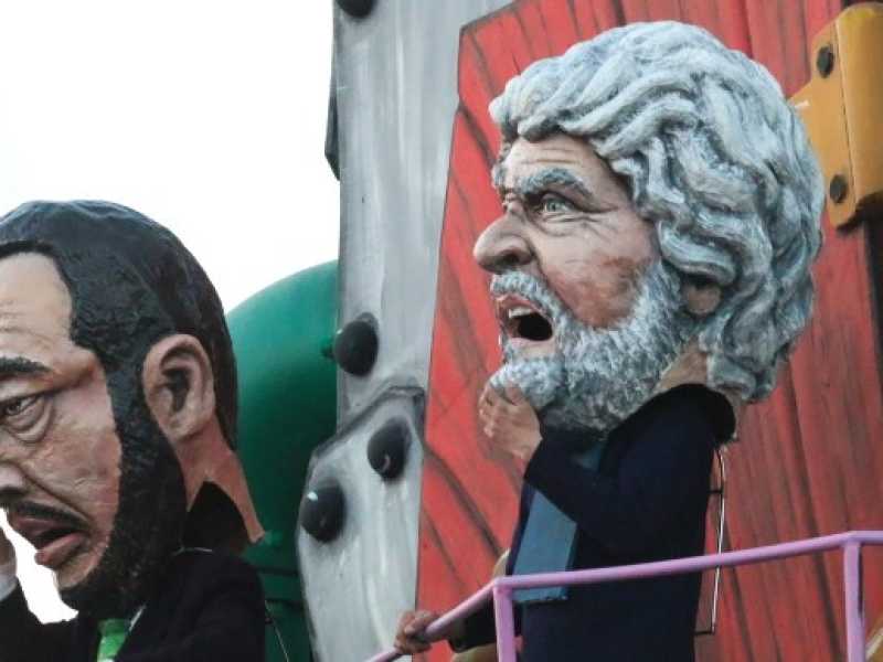 Le maschere di Matteo Salvini e Beppe Grillo allo scorso Carnevale di Viareggio (foto LaPresse)
