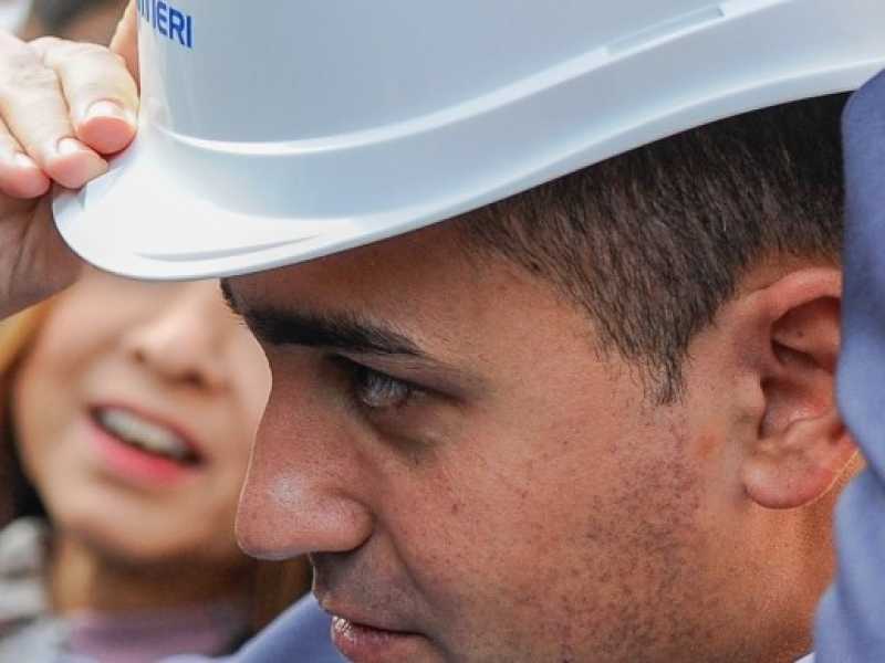 Luigi Di Maio incotra i lavoratori dei Cantieri navali (foto LaPresse)