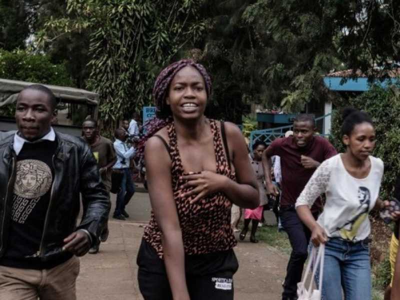 Un gruppo di persone fugge dall'Hotel Dusit di Nairobi (foto LaPresse)