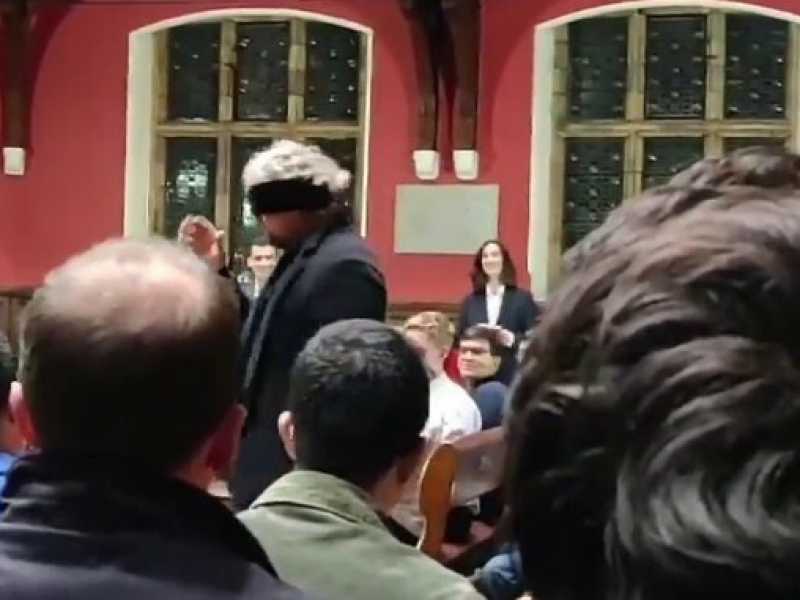 Beppe Grillo, bendato, parla all'Oxford Union 