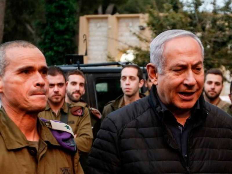 Il primo ministro israeliano Benjamin Netanyahu accompagnato dal comandante Yoel Strick a Safed l'11 dicembre 2018 (foto LaPresse) 