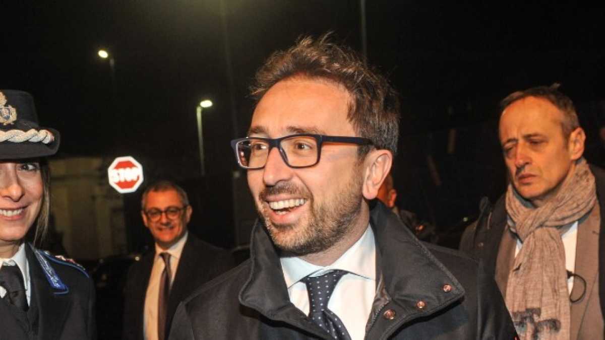 Immagine di Il voto di sfiducia su Theresa May e l'esposto contro Bonafede sul caso Battisti