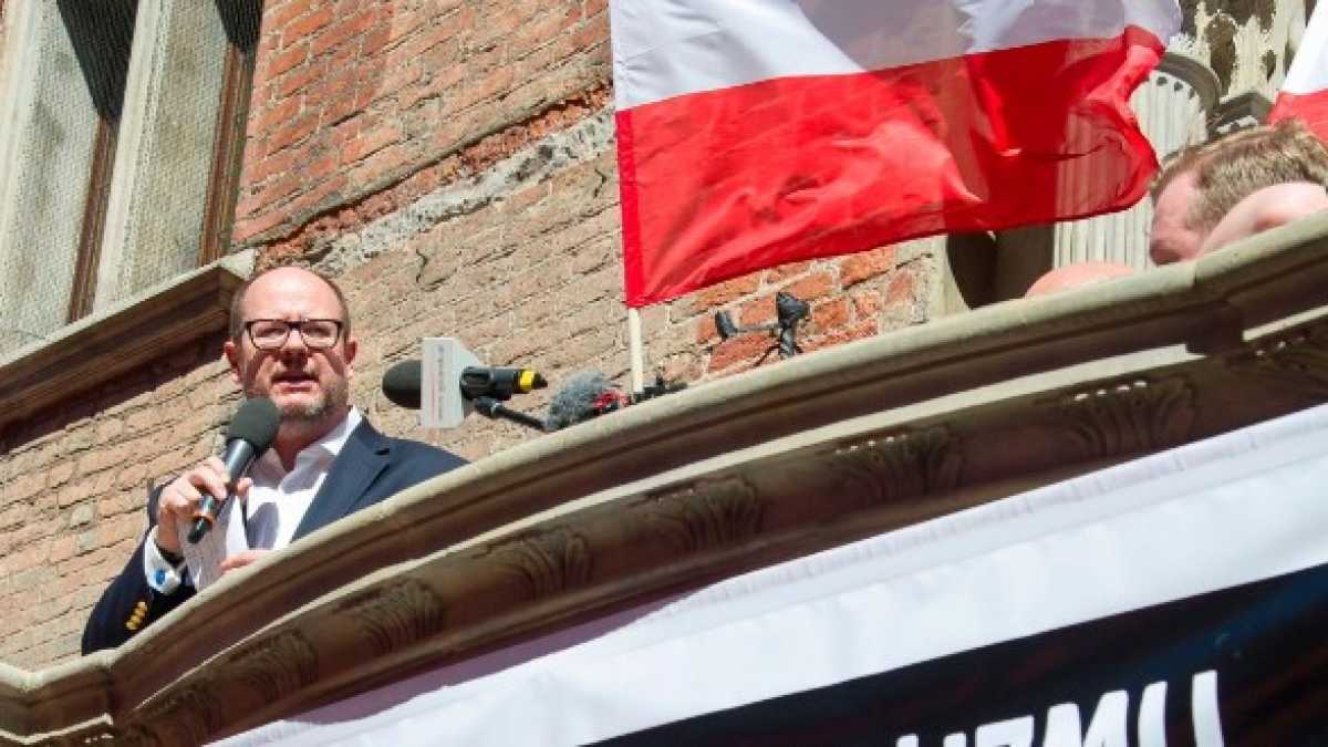 Immagine di La democrazia accoltellata sul palco di Danzica e la piazza commossa