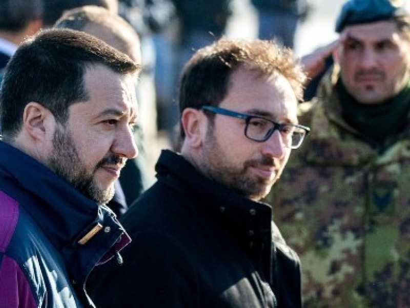Cesare Battisti in Italia, l'arrivo a Ciampino con Bonafede e Salvini (LaPresse)