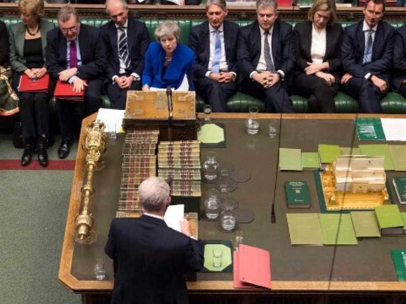 La premier Theresa May e il leader dell'opposizione Jeremy Corbyn discutono in Parlamento (Foto LaPresse)