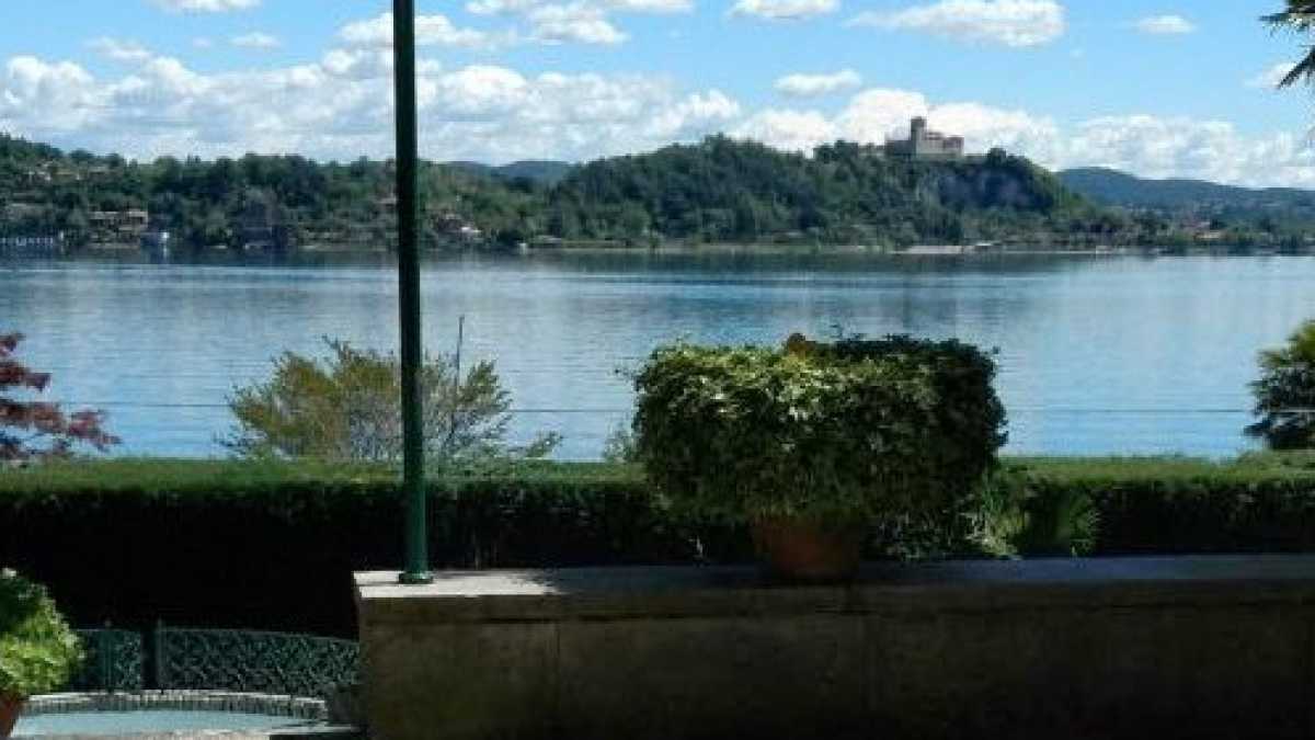 Immagine di Va in vendita Casa Mondadori, con le firme dei Nobel sul camino