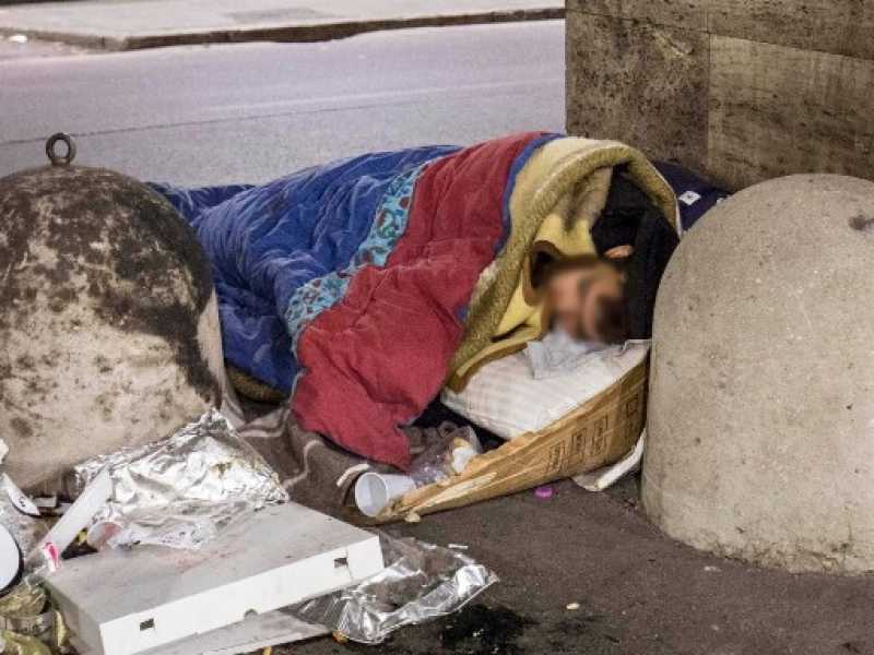 Un clochard a Roma (Foto LaPresse)