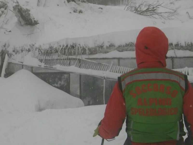 Un soccorritore a Rigopiano (foto LaPresse)