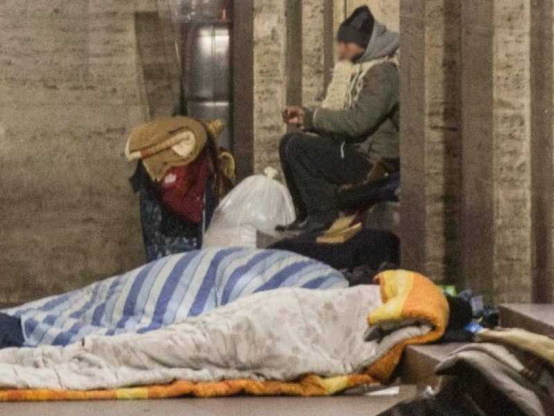 Emergenza freddo, a Roma i barboni affrontano la notte al gelo (foto LaPresse)