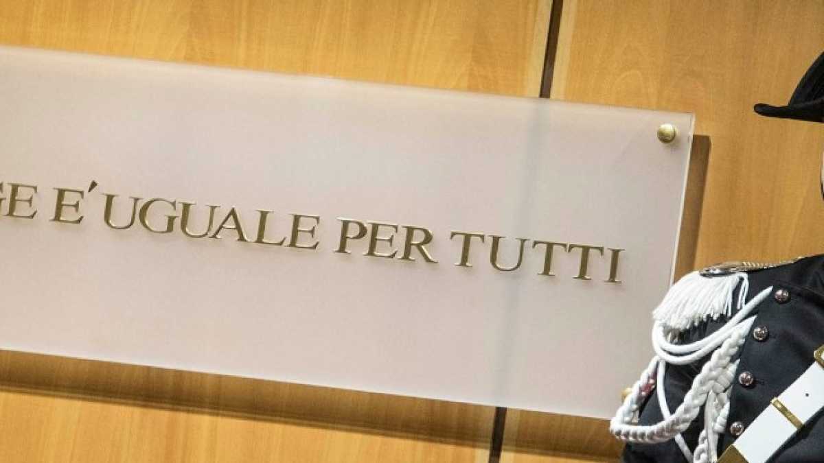 Immagine di Alla fine i magistrati finiranno per arrestarsi tra di loro