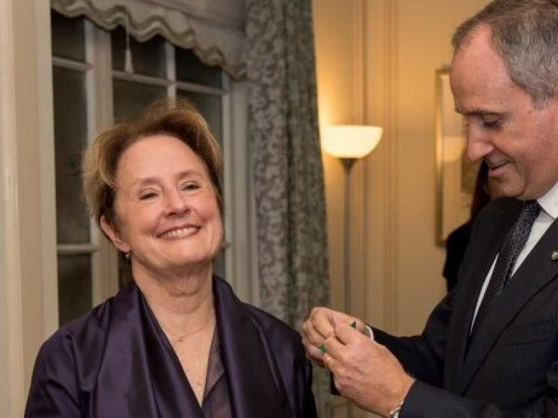 Alice Waters decorata dall'ambasciatore Varricchio (foto Flavia Loreto)