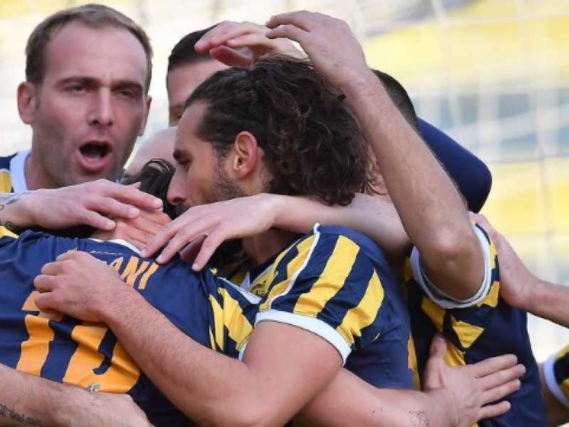 I giocatori della Juve Stabia festeggiano dopo un gol durante la sfida con la Sicula Leonzio del 21 dicembre 2018 (foto LaPresse)