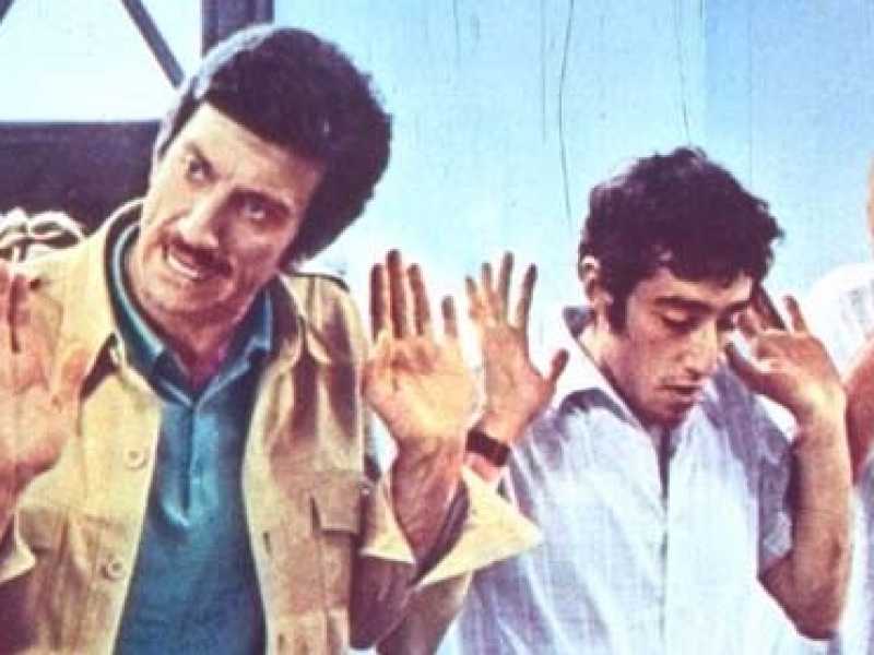 Gli attori (da sinistra) Mario Carotenuto, Gigi Proietti, Francesco De Rosa ed Enrico Montesano in uno scatto di scena sul set del film Febbre da cavallo (1976) di Steno
