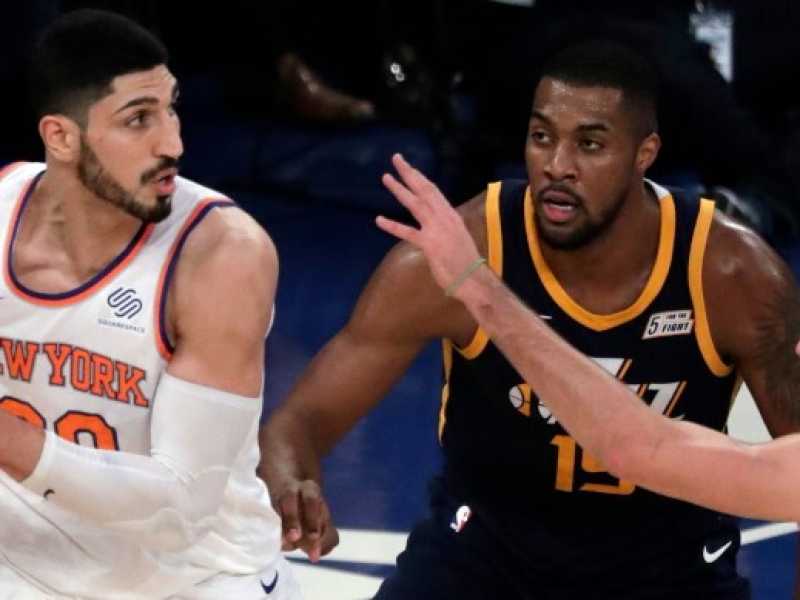 Basket Nba, enes Kanter (a sinistra) nella sfida tra Utah Jazz (la sua prima squadra) e New York Knicks (foto LaPresse)
