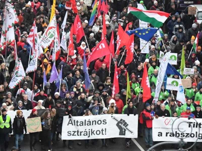 Le proteste contro le nuove leggi sul lavoro a Budapest (foto LaPresse)