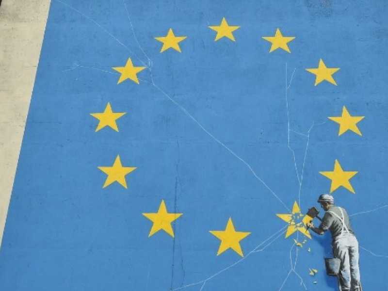 Il murales di Banksy a Dover, il punto di confine tra Gran Bretagna e Francia (Foto LaPresse)