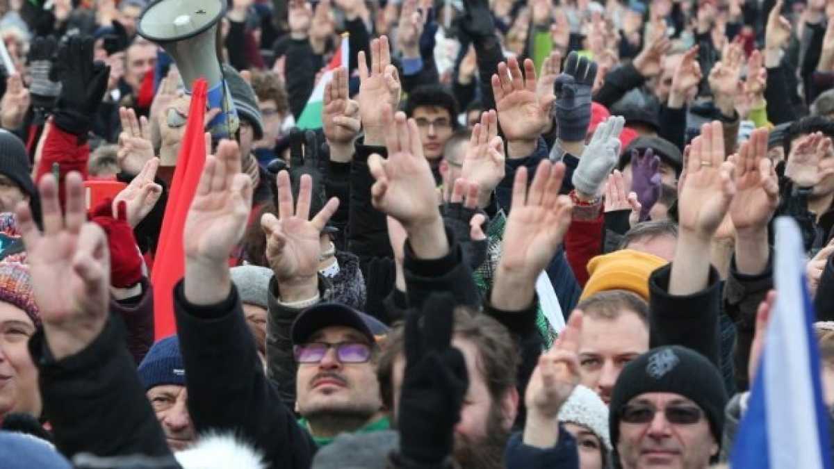 Immagine di Budapest e i suoi colori in piazza