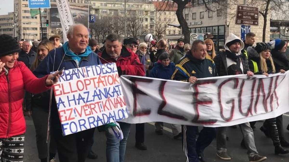 Immagine di In piazza con il popolo che sfida Orbán