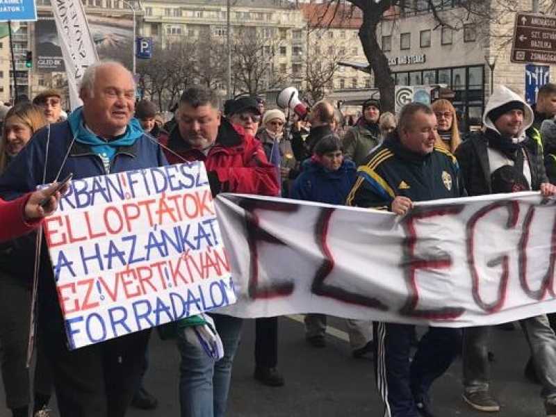Un gruppo di manifestanti in marcia a Budapest. Sullo striscione la scritta &ldquo;Ne abbiamo abbastanza&rdquo; (foto Paola Peduzzi)