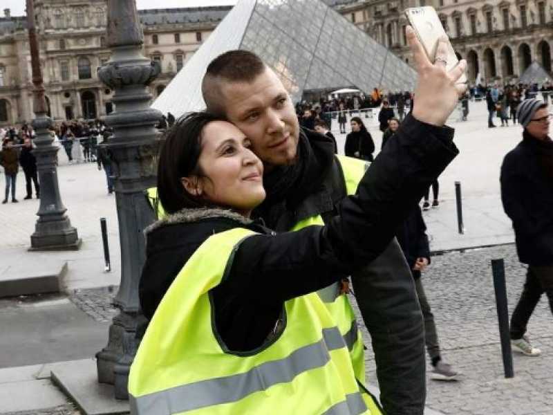 Il gilet catarifrangente viene bene nei selfie, c'è voluto pochissimo perché diventasse un meme (foto LaPresse)
