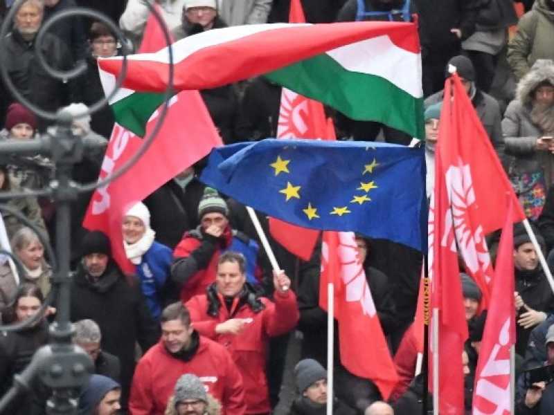 Le bandiere ungherese ed europea domenica durante le proteste a Budapest (LaPresse)