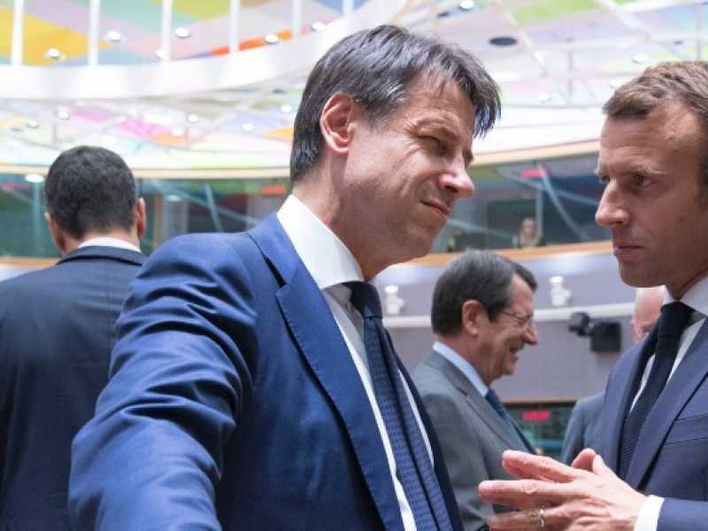 Giuseppe Conte ed Emmanuel Macron (foto LaPresse)