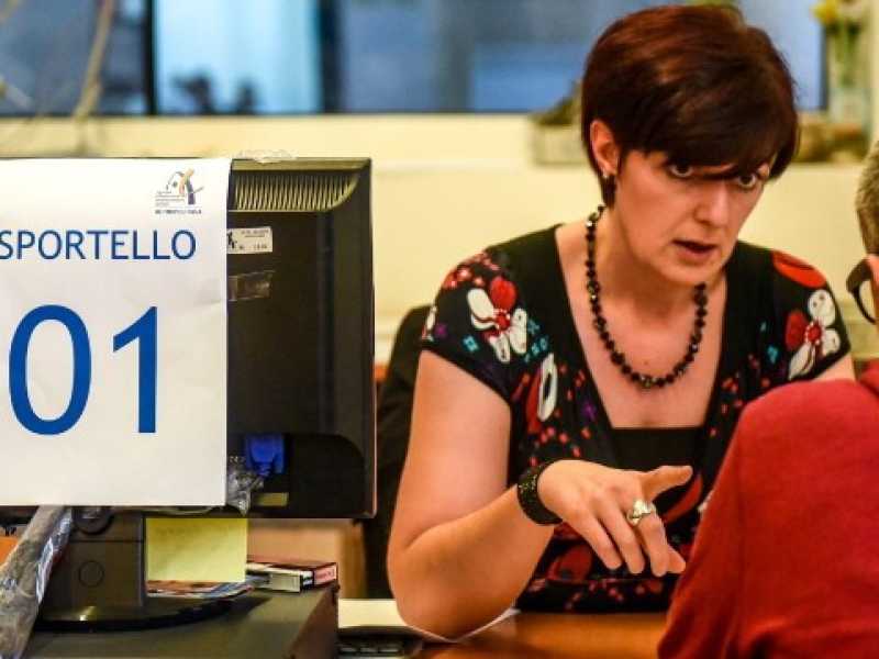 Il centro per l'impiego di via Strozzi a Milano (foto LaPresse)