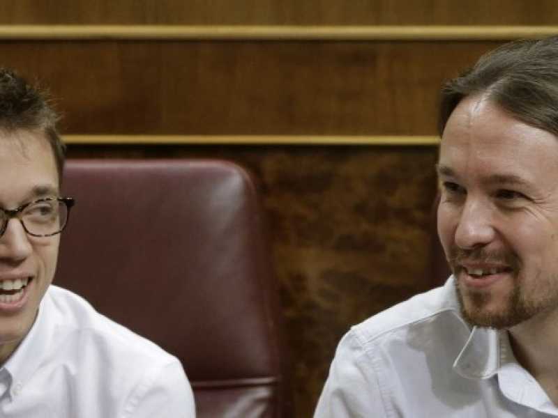 I&ntilde;igo Errej&oacute;n, a sinistra, e Pablo Iglesias (LaPresse)